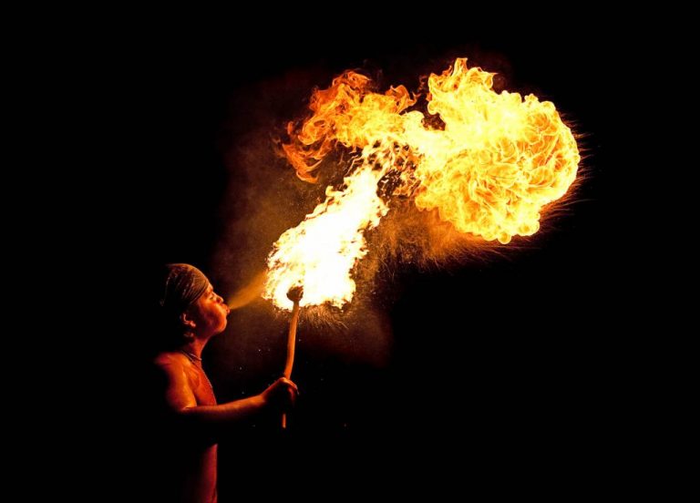 Comment organiser un spectacle de cracheur de feu ? - Magazine des ...